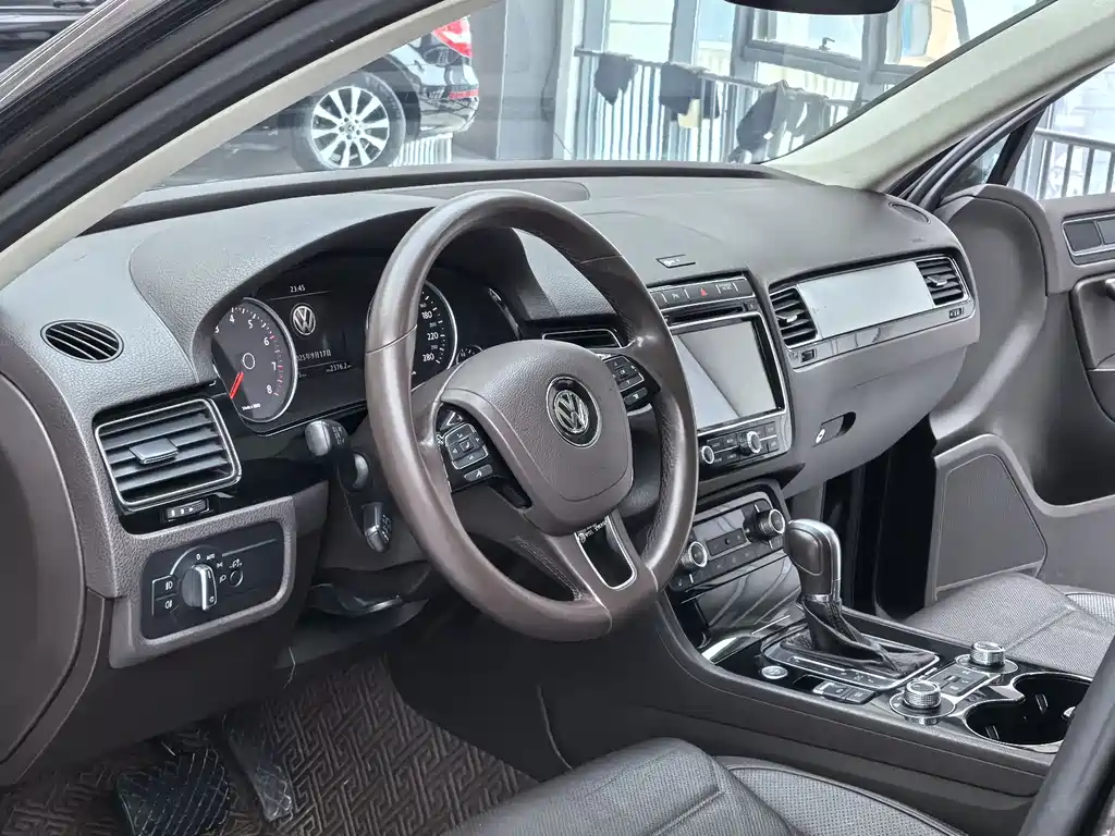 Volkswagen Touareg 2017 — фото 10