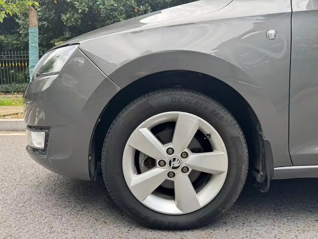 Skoda Rapid 2014 — фото 18