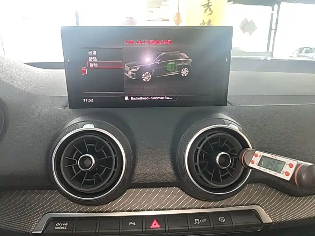 Audi Q2L E-Tron 2020 — фото 9
