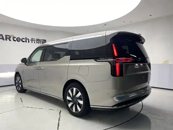 Volvo EM90 2025
