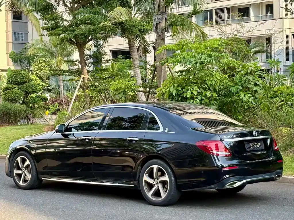 Mercedes-Benz E-Class 2017 — фото 18