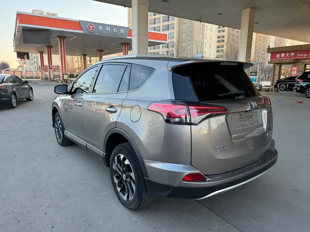 Toyota RAV4 2016 — фото 13