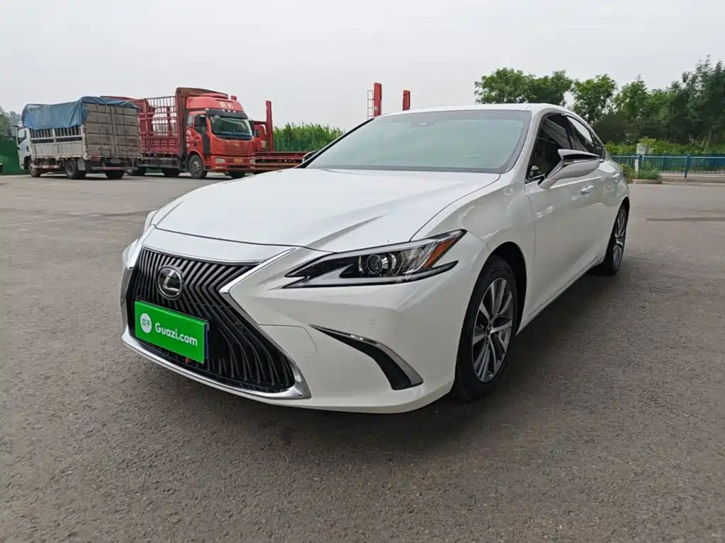 Lexus ES 2020 — фото 1