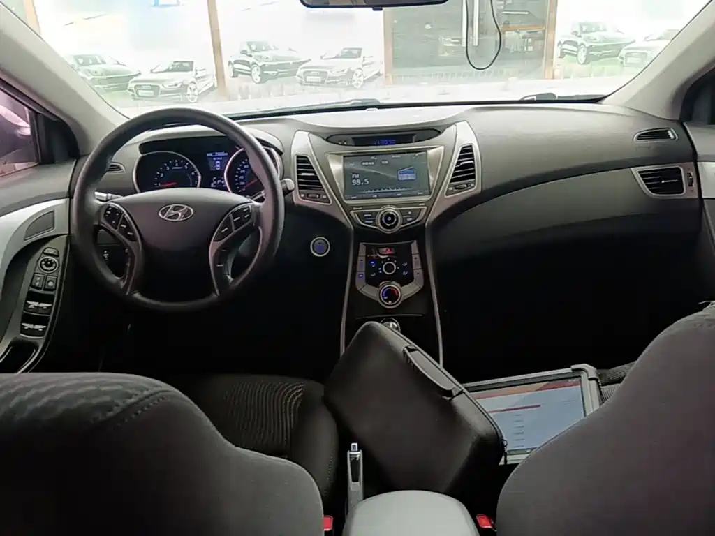 Hyundai Elantra 2016 — фото 10