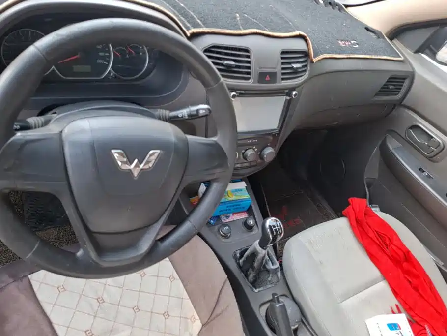 Wuling Hongguang 2015 — фото 12