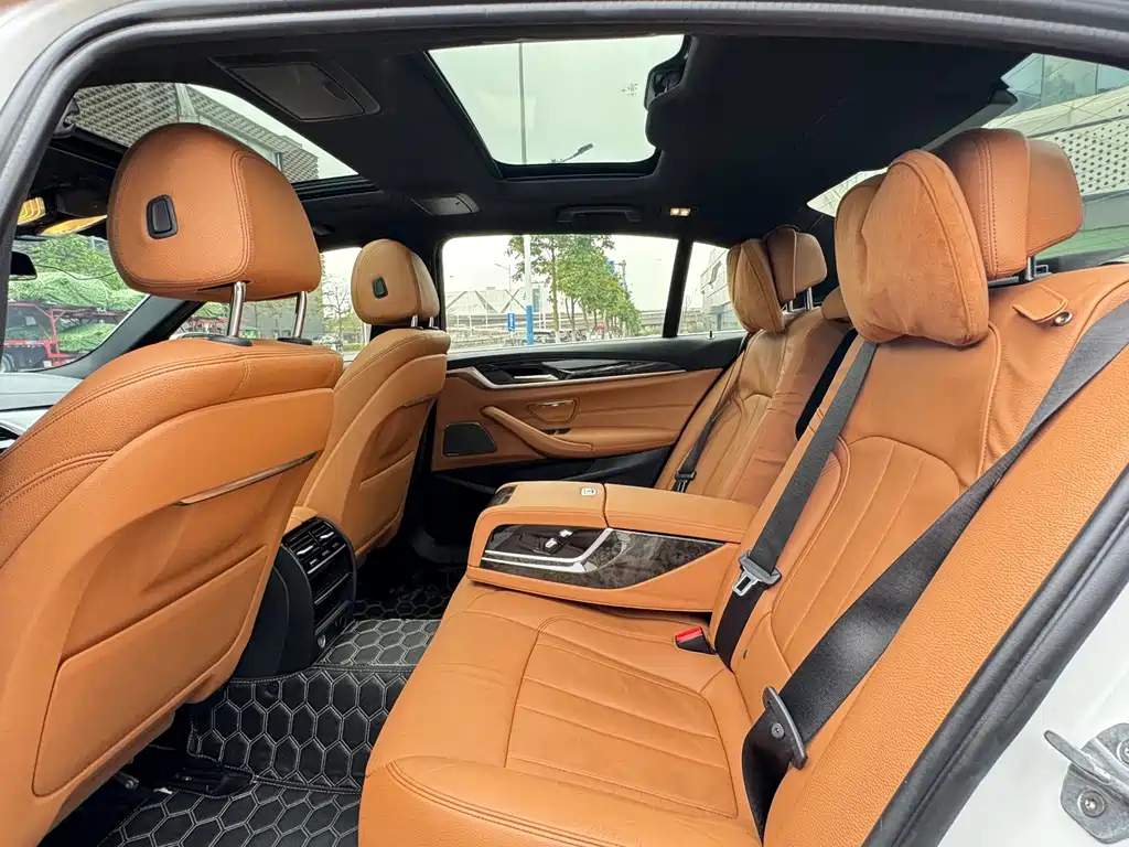 BMW 5 Series 2019 — фото 17