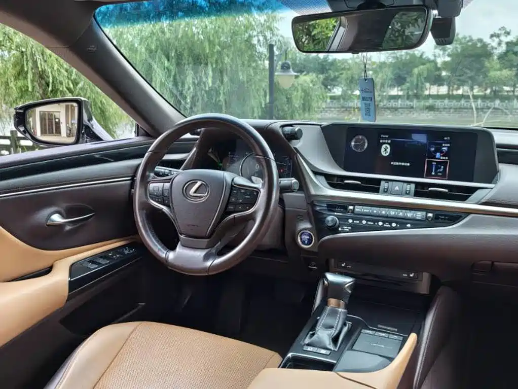Lexus ES 2020