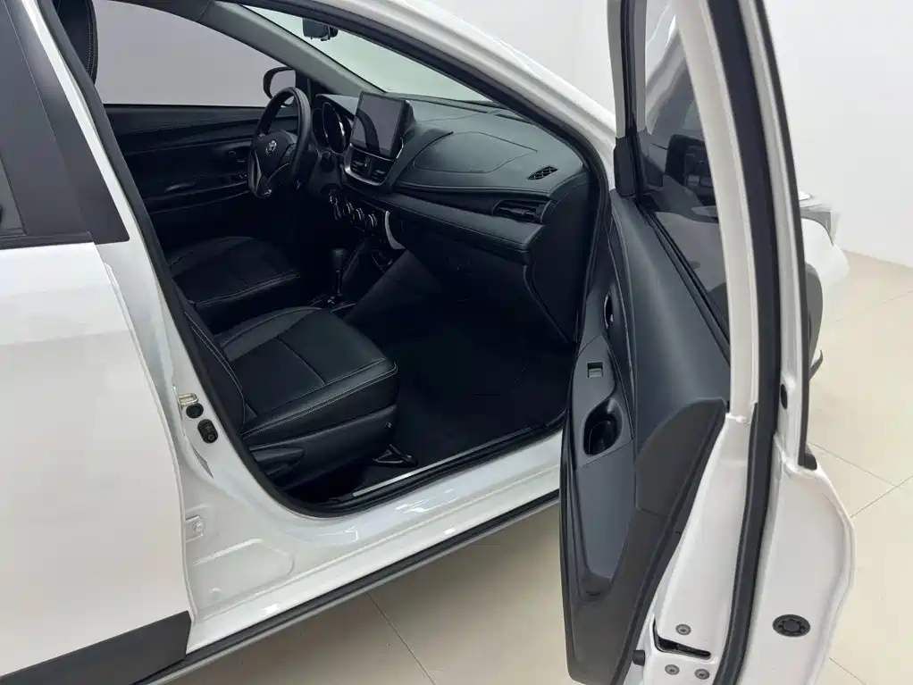 Toyota Yaris L 2022 — фото 13