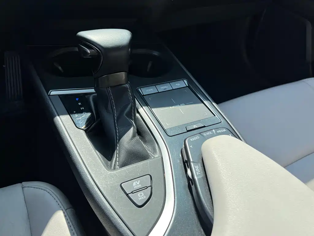 Lexus UX 2021 — фото 17