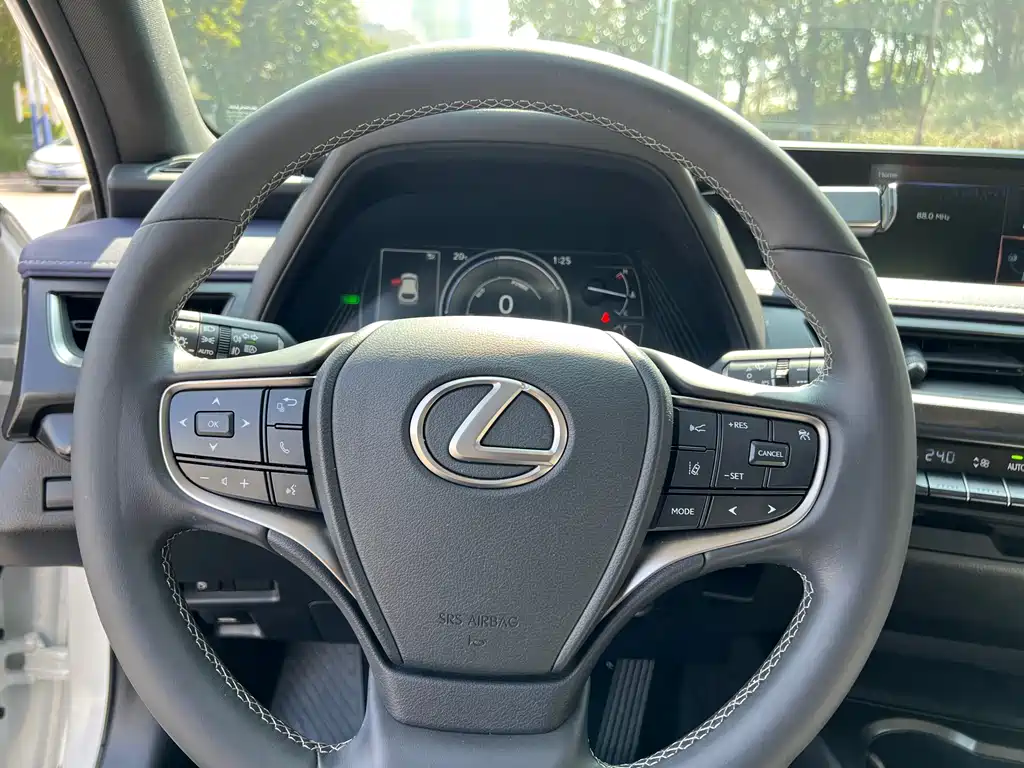 Lexus UX 2021 — фото 19