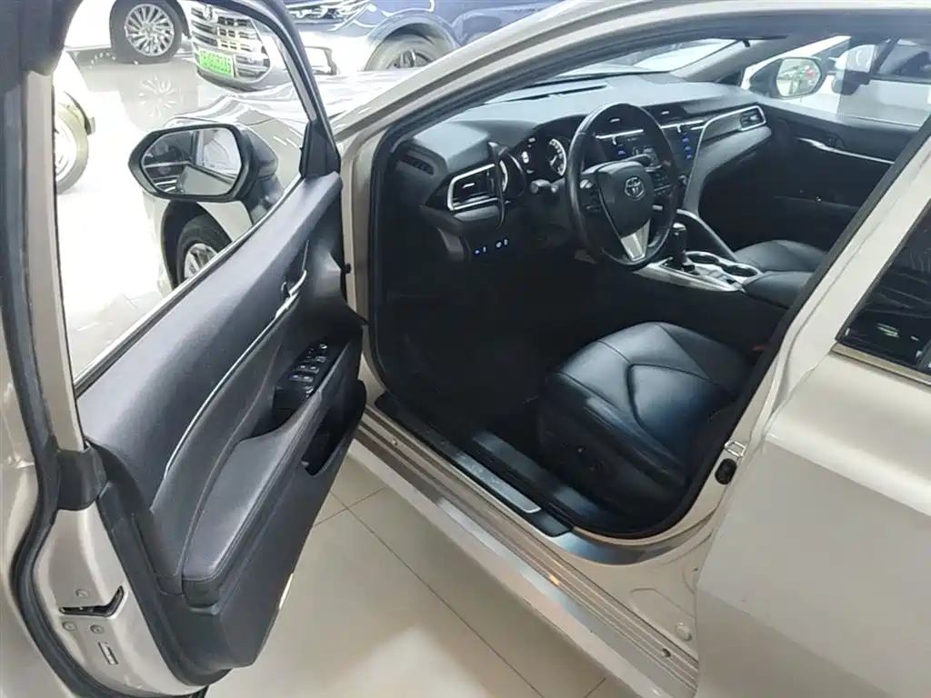 Toyota Camry 2019 — фото 16