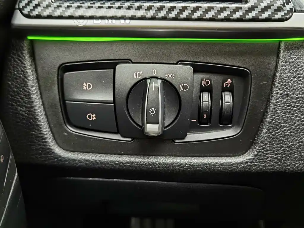 BMW 3 Series 2018 — фото 21