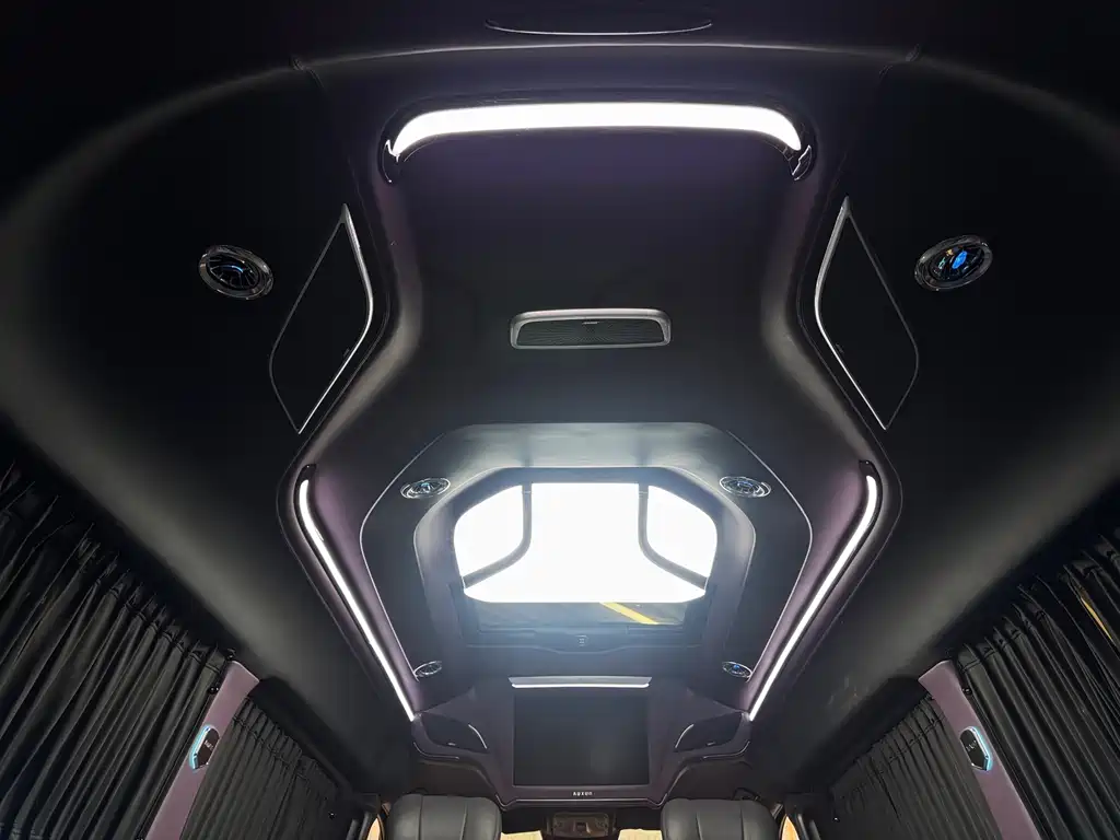 Mercedes-Benz V-Class 2022 — фото 13