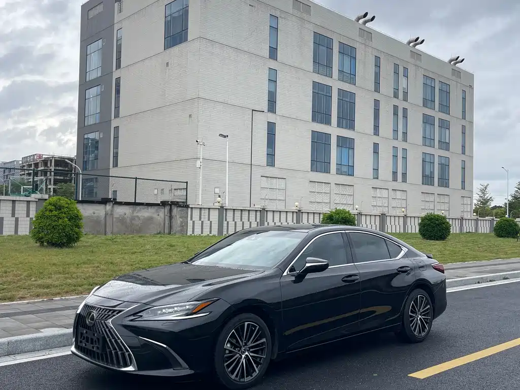 Lexus ES 2023