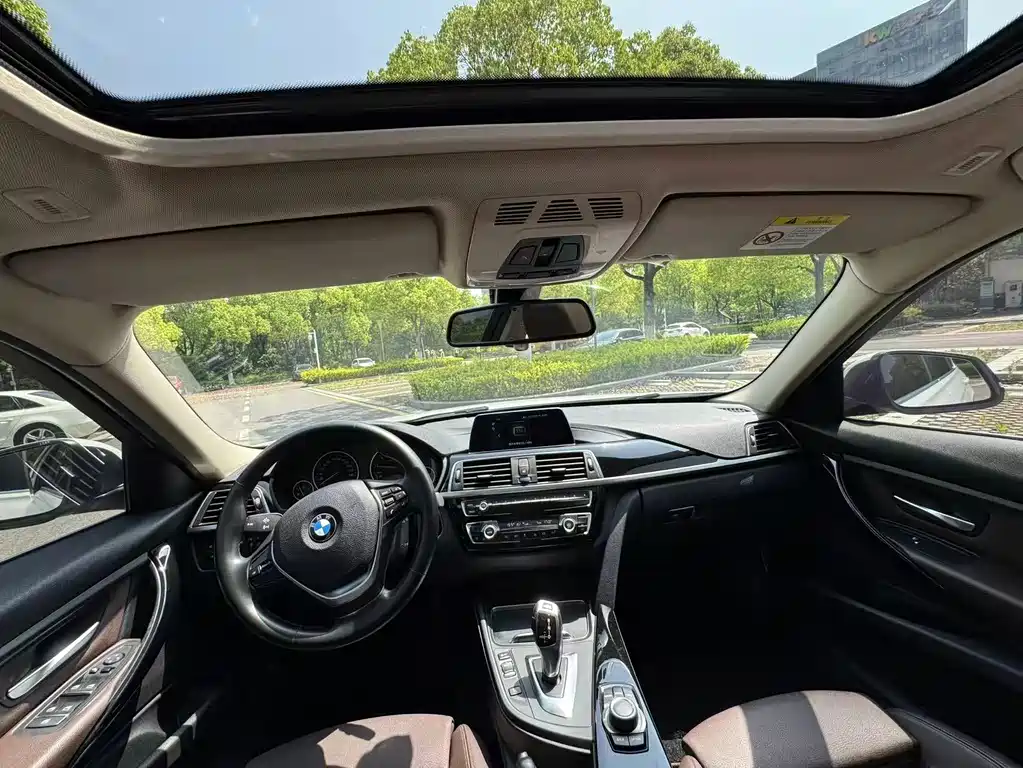 BMW 3 Series 2018 — фото 10