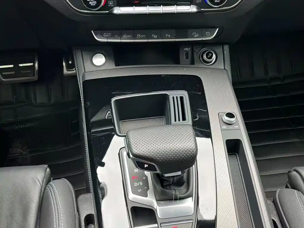 Audi Q5L 2023 — фото 11