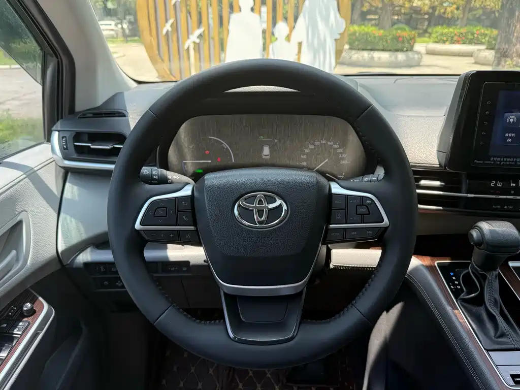 Toyota Sienna 2023 — фото 13