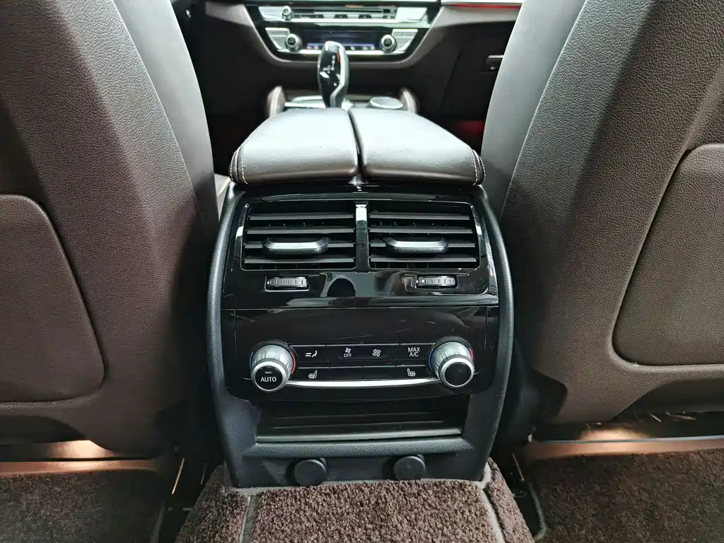 BMW 5 Series 2018 — фото 23