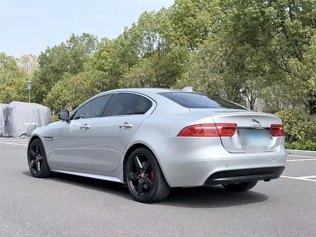 Jaguar XE 2016 — фото 16