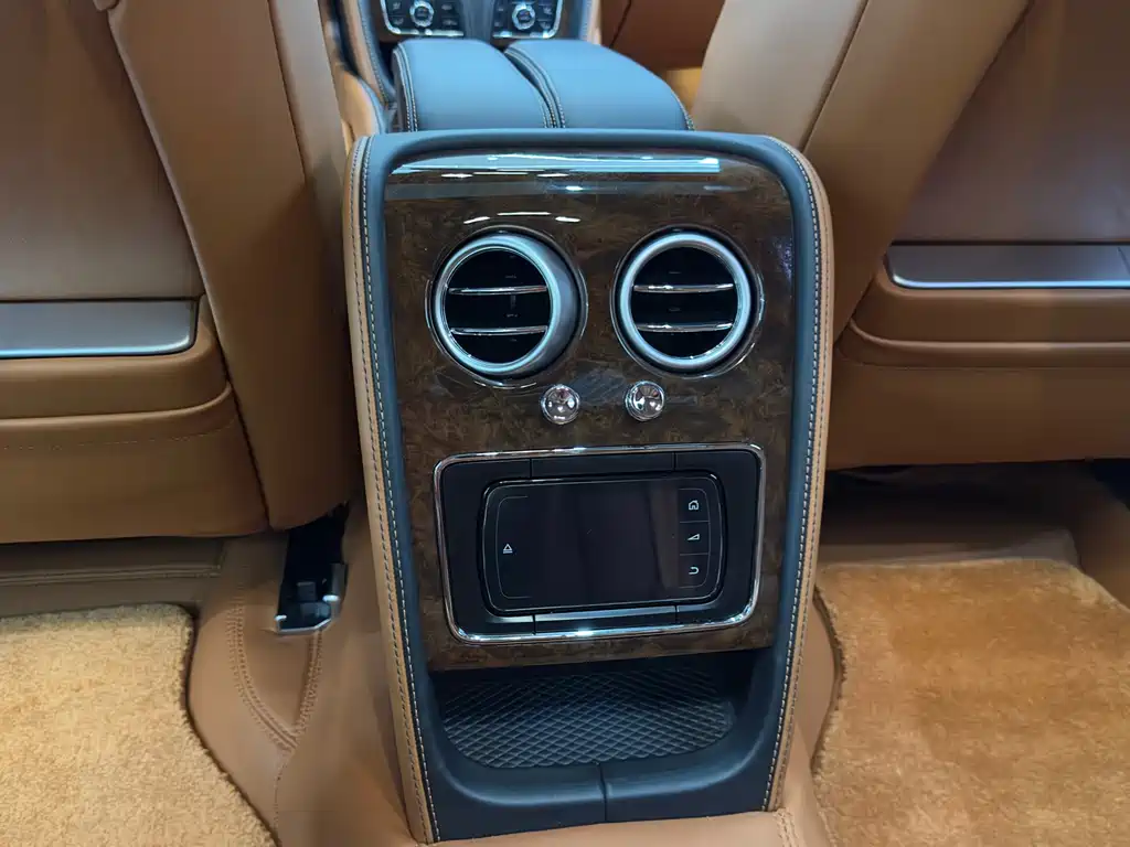 Bentley Flying Spur 2017 — фото 16