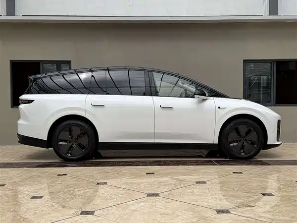 Li Auto i8 2025
