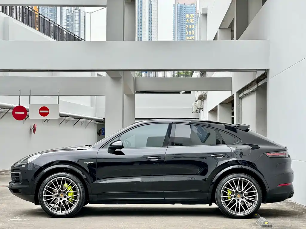 Porsche Cayenne Hybrid 2021 — фото 14