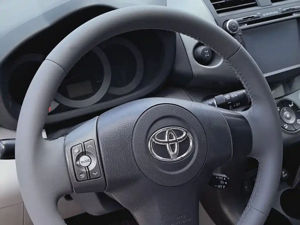 Toyota RAV4 2010 — фото 8