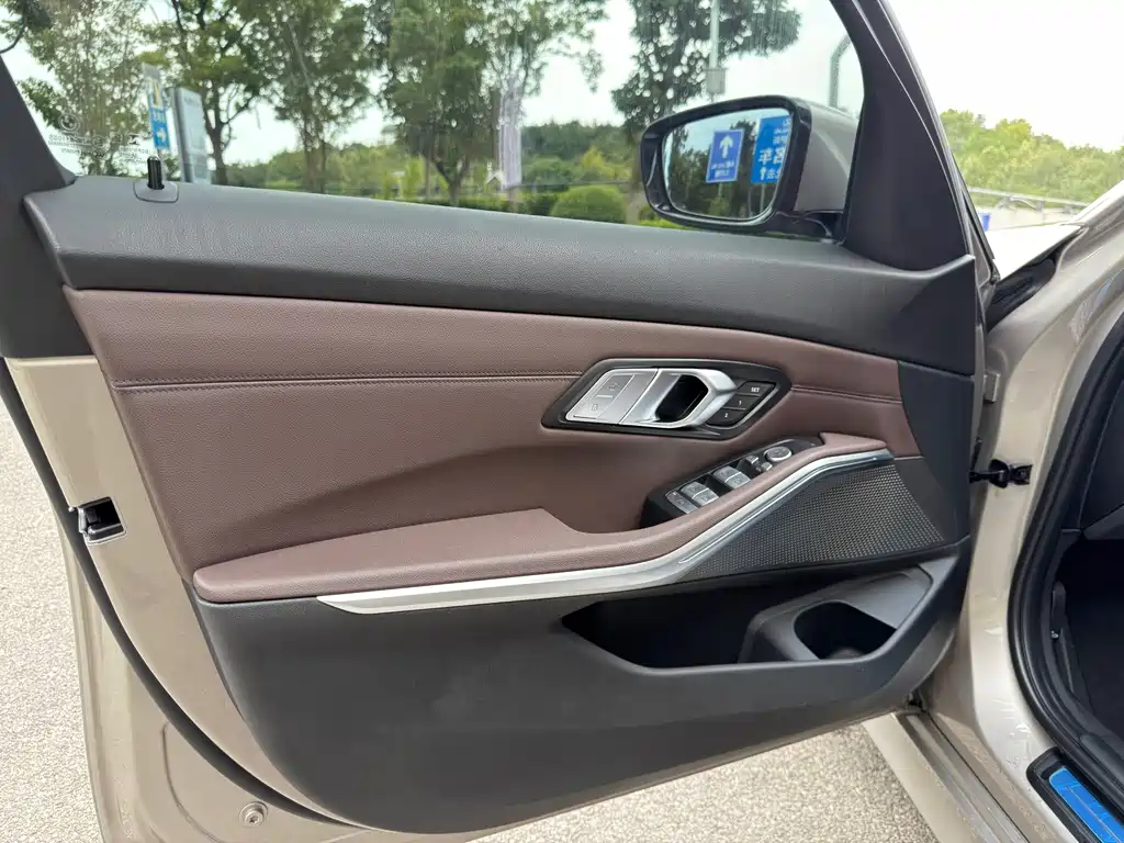 BMW 3 Series 2019 — фото 16