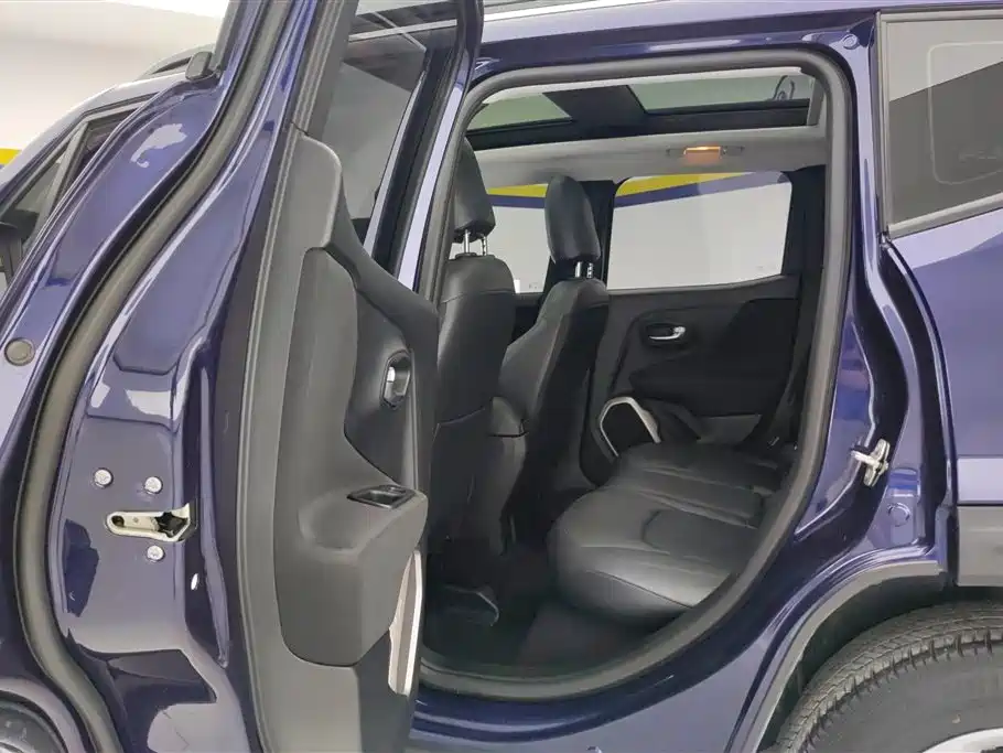 Jeep Renegade 2018 — фото 11