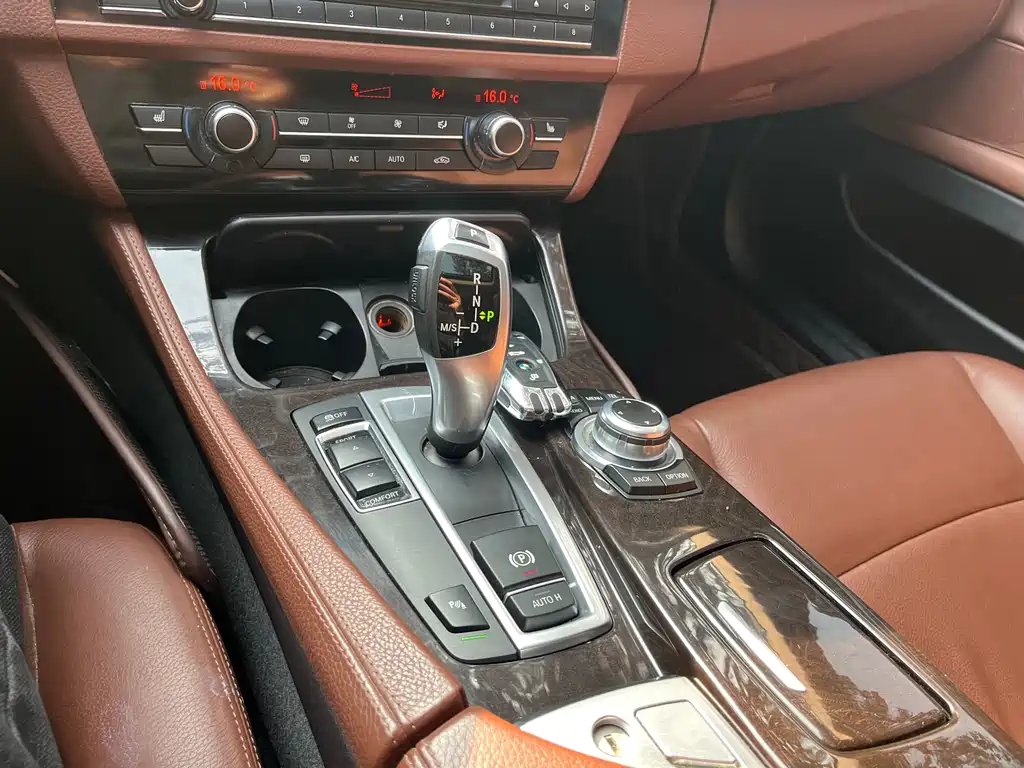 BMW 5 Series 2016 — фото 11