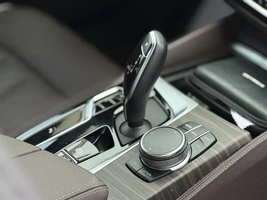 BMW 5 Series 2024 — фото 10