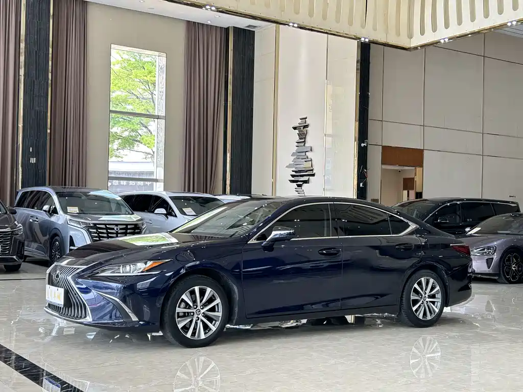 Lexus ES 2020 — фото 1
