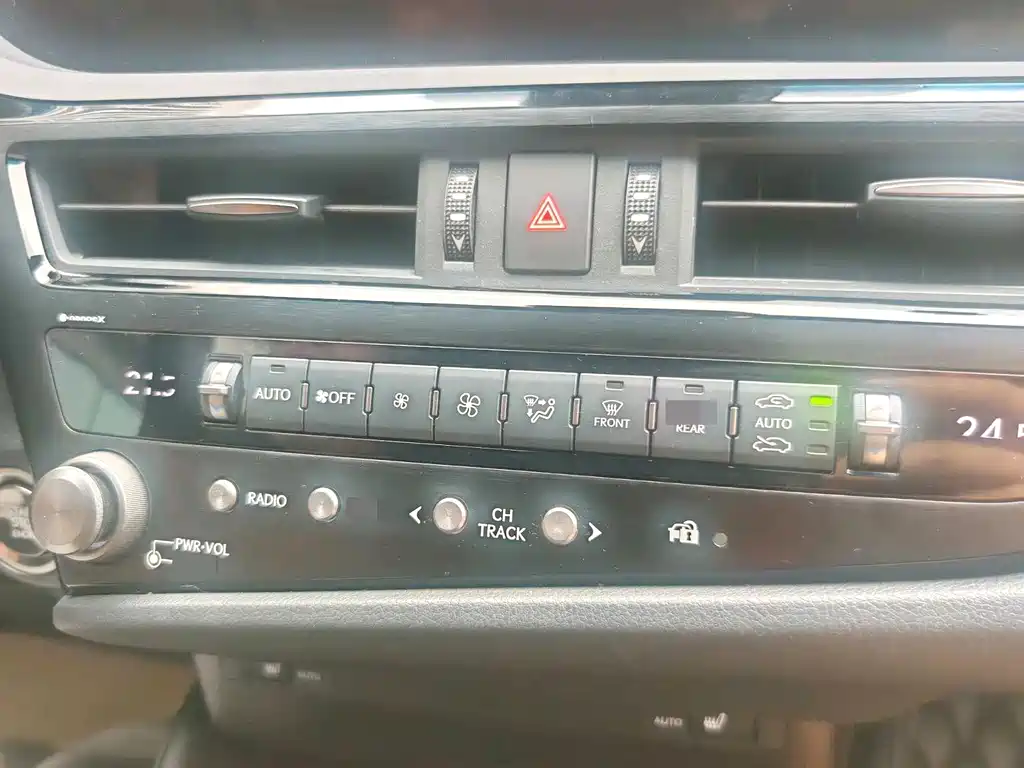 Lexus ES 2023 — фото 12