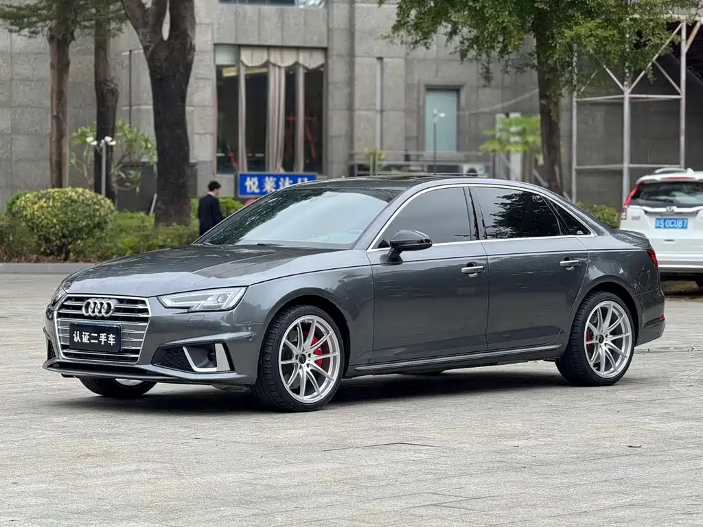 Audi A4L 2019 — фото 1