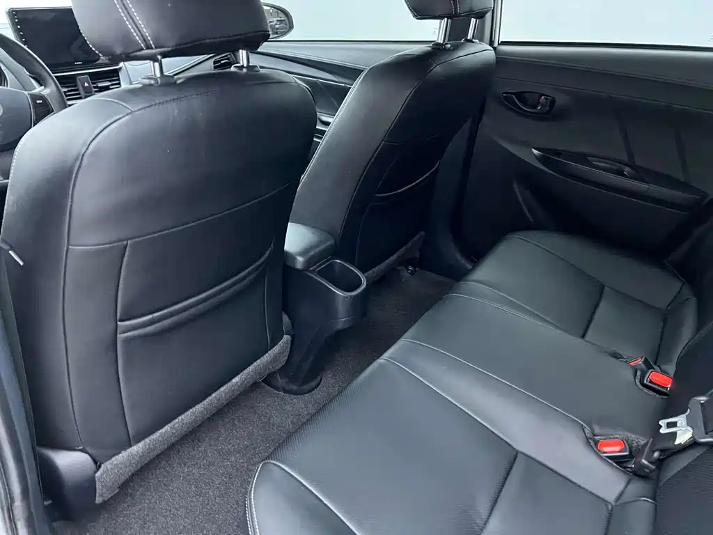 Toyota Yaris L 2022 — фото 13
