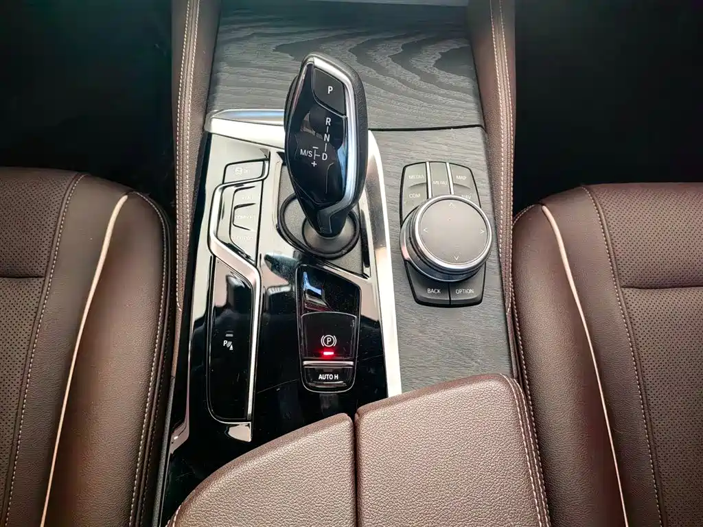 BMW 5 Series 2021 — фото 11