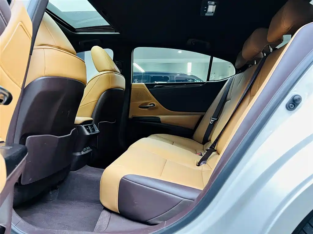 Lexus ES 2020 — фото 15