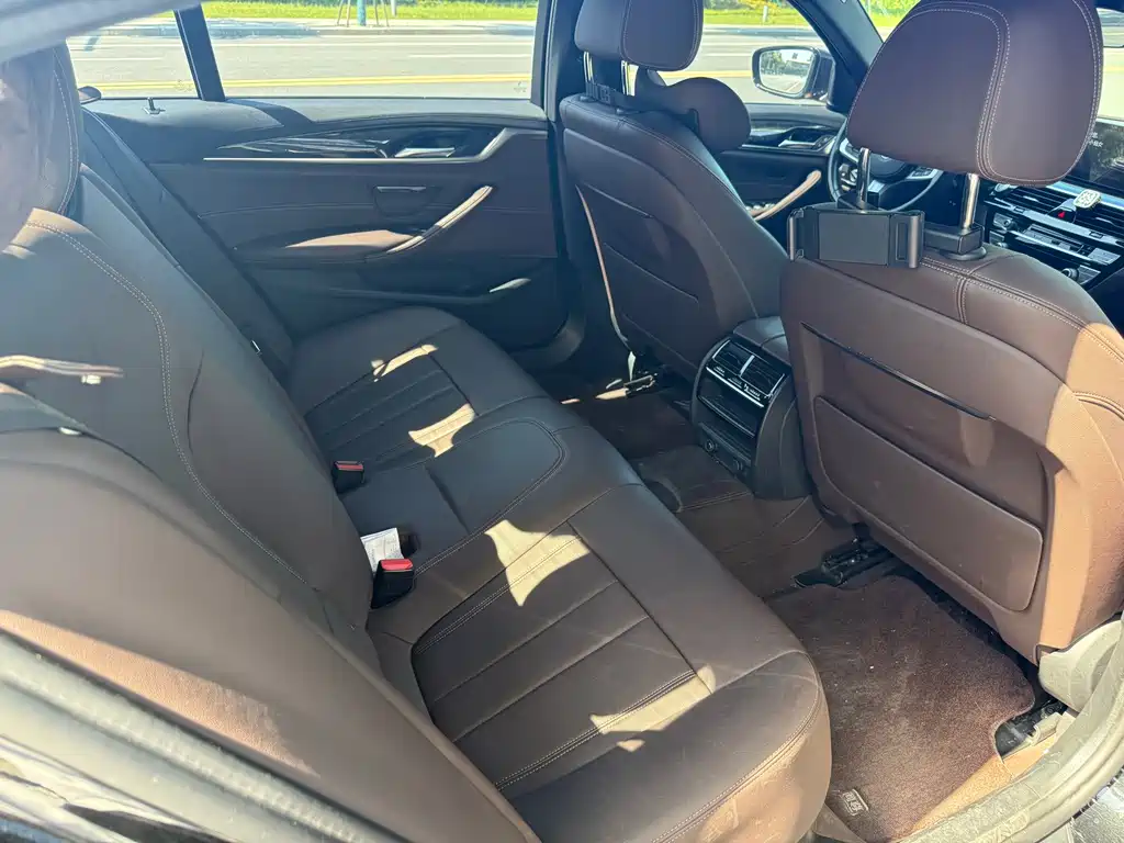BMW 5 Series 2019 — фото 11