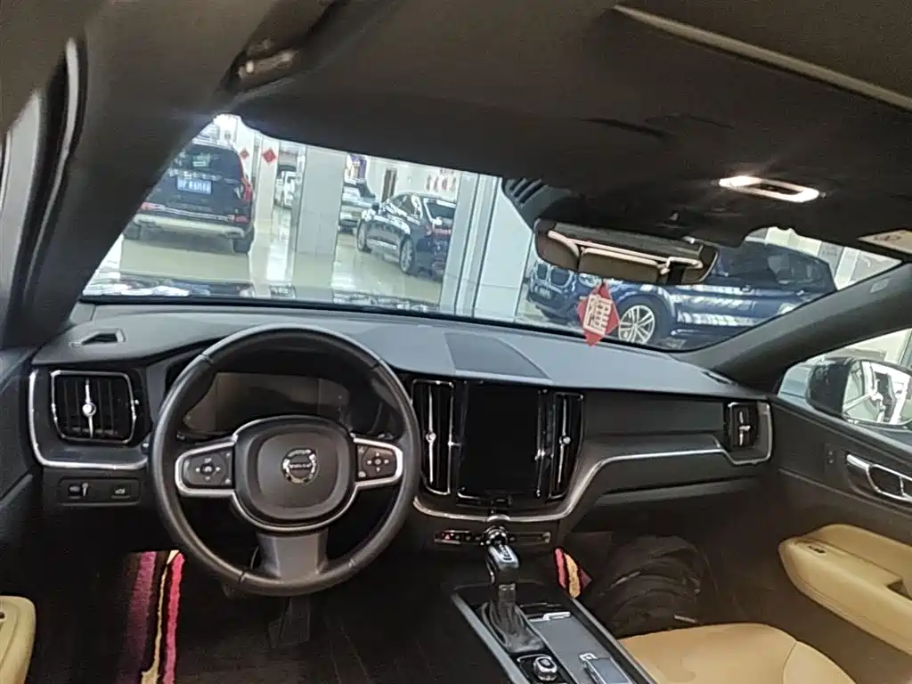 Volvo XC60 2018 — фото 10