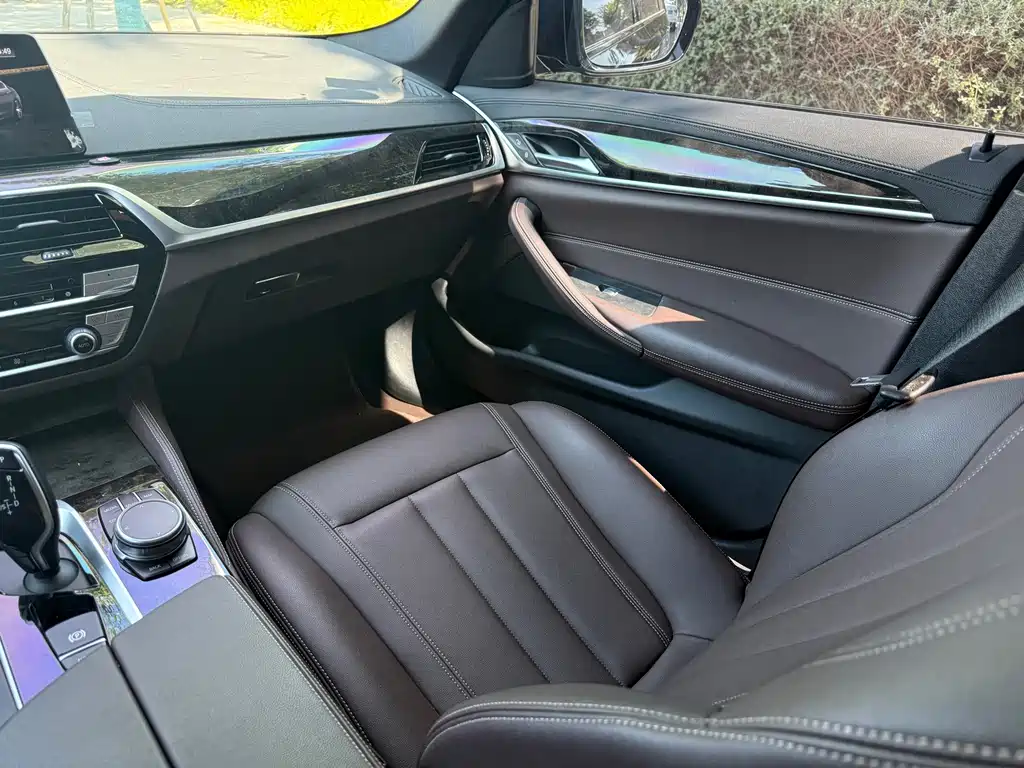 BMW 5 Series 2019 — фото 10