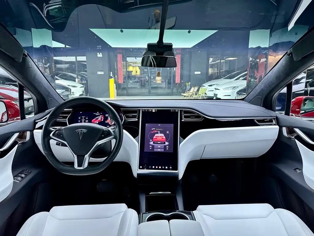 Tesla Model X 2018 — фото 13