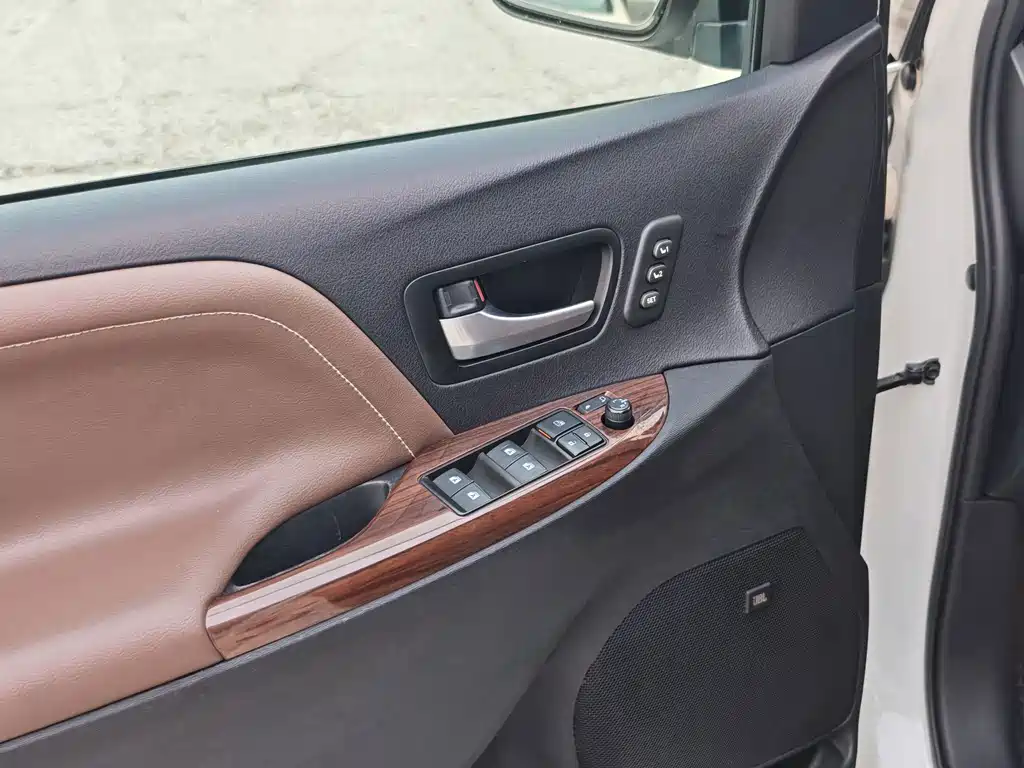 Toyota Sienna 2017 — фото 19