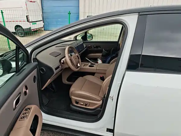 Li Auto i8 2025