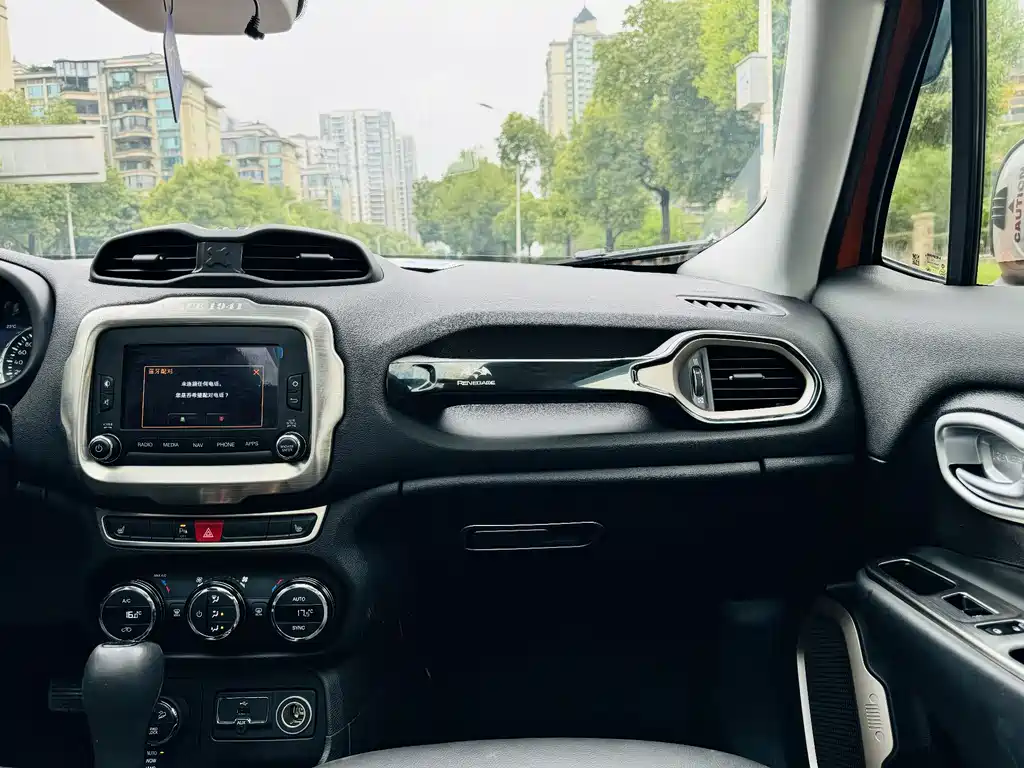 Jeep Renegade 2017 — фото 10