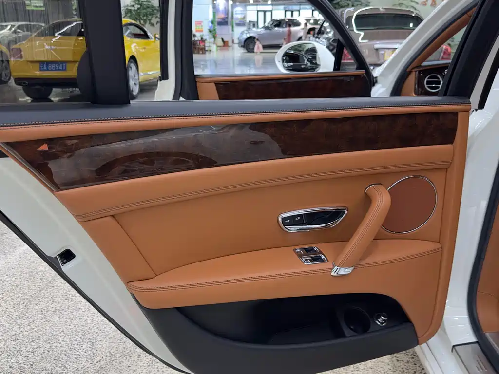 Bentley Flying Spur 2017 — фото 13