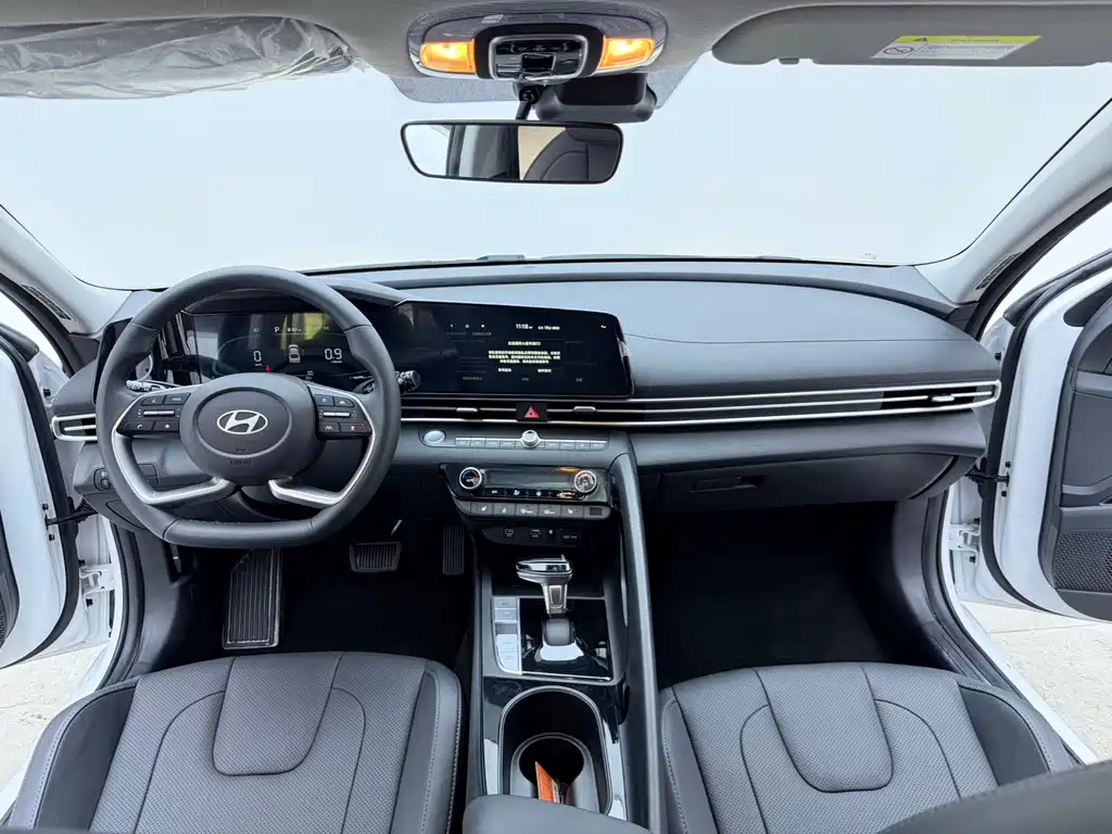 Hyundai Elantra 2023 — фото 12