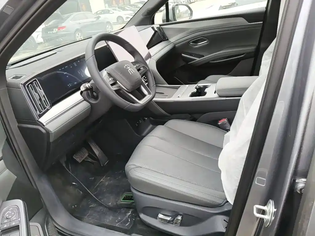 BYD L DM-i 2026 — фото 15