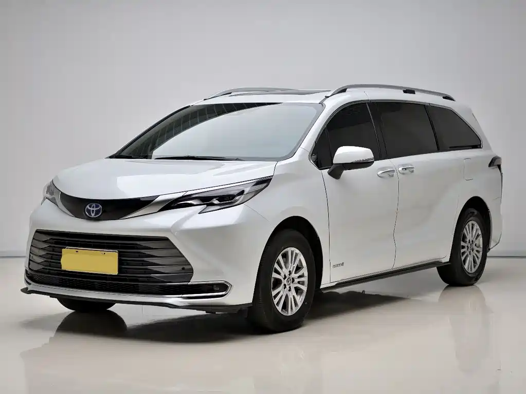 Toyota Sienna 2022 — фото 1