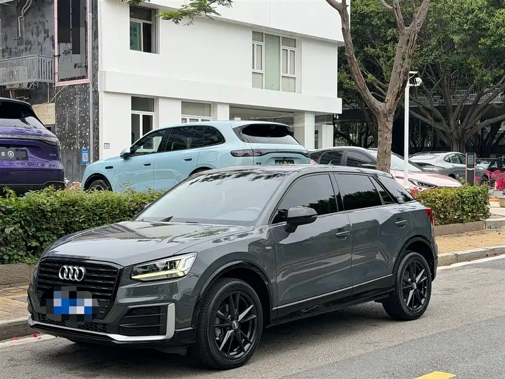Audi Q2L 2020 — фото 1