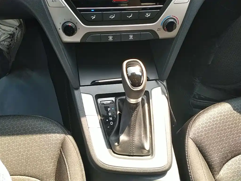 Hyundai Elantra 2017 — фото 14